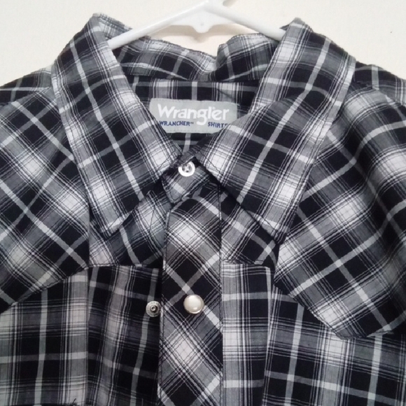 Wrangler Men's Plaid Button-Down Shirt - Picture 3 of 6